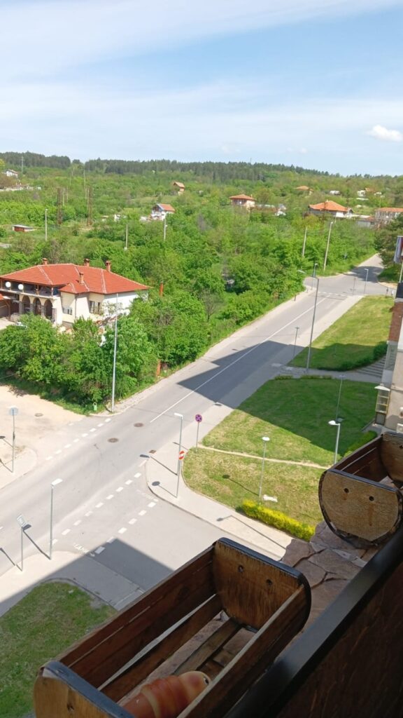 URGENT fully furnished apartment for sale in the tourist town of Kazanlak in Bulgaria. 2 rooms